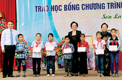 ຮອງປະທານປະເທດ ຫງວຽນທິຢວານ ຢ້ຽມຢາມ, ມອບຂອງຂວັນໃຫ້ແກ່ບັນດາຄອບຄົວເປົ້າໝາຍນະໂຍບາຍ